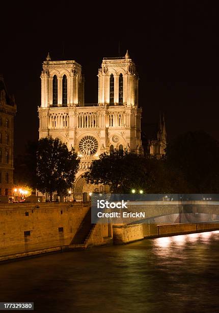 Cattedrale Di Notredame - Fotografie stock e altre immagini di Ambientazione esterna - Ambientazione esterna, Architettura, Capitali internazionali