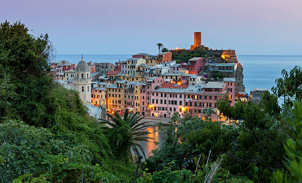 vernazza después de la puesta de sol, cinco tierras, italia - european culture riomaggiore europe night fotografías e imágenes de stock