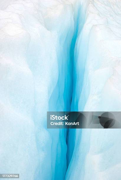 Foto de Caverna De Gelo Em Glacier e mais fotos de stock de Azul - Azul, Azul Turquesa, Baixo - Posição