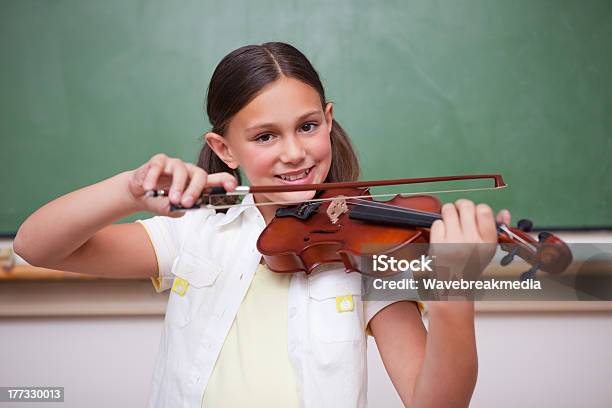 Sonriente Niña En Edad Escolar Tocando El Violín Foto de stock y más banco de imágenes de Alegre - Alegre, Alegría, Arte cultura y espectáculos