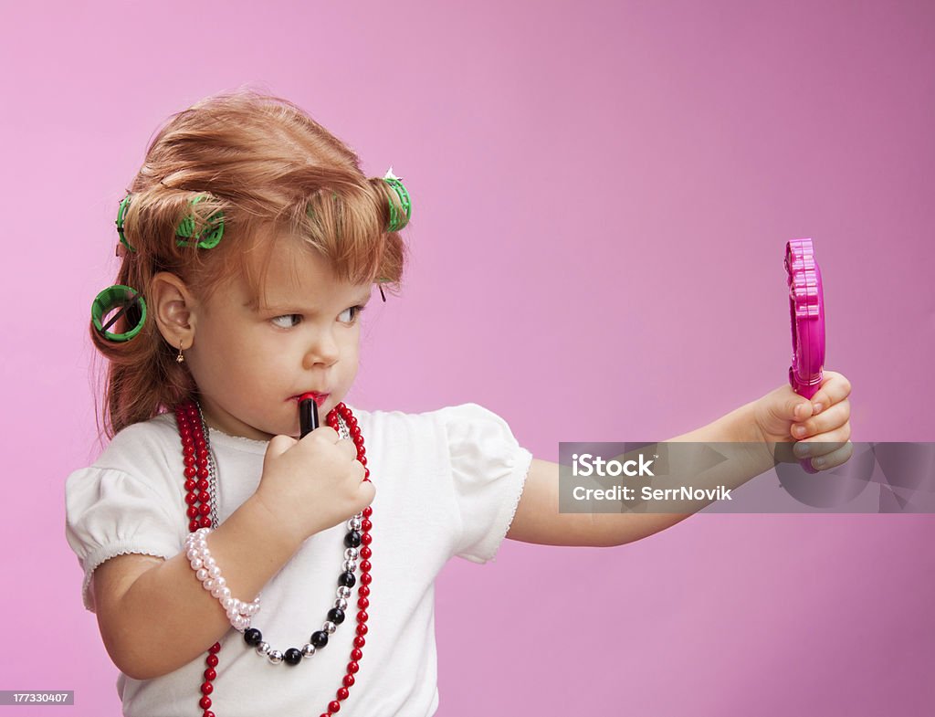 Bambina che gioca con le madri trucco - Foto stock royalty-free di Trucco per il viso