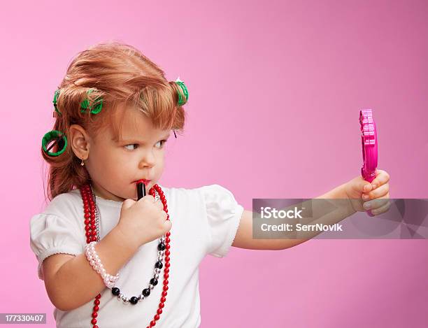 Bambina Che Gioca Con Le Madri Trucco - Fotografie stock e altre immagini di Trucco per il viso - Trucco per il viso, Bambino, Giochi per bambini