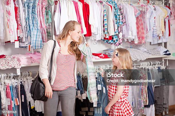 Foto de Lojas De Roupas e mais fotos de stock de Criança - Criança, Loja de Roupas, Adulto