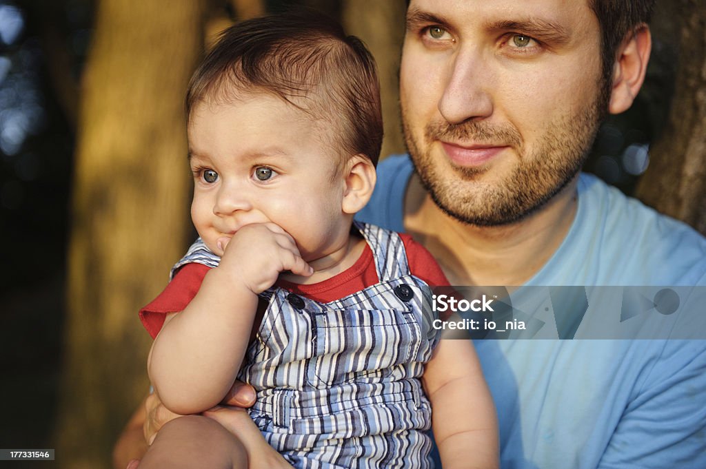 Padre con su hijo en un parque - Foto de stock de Adulto libre de derechos