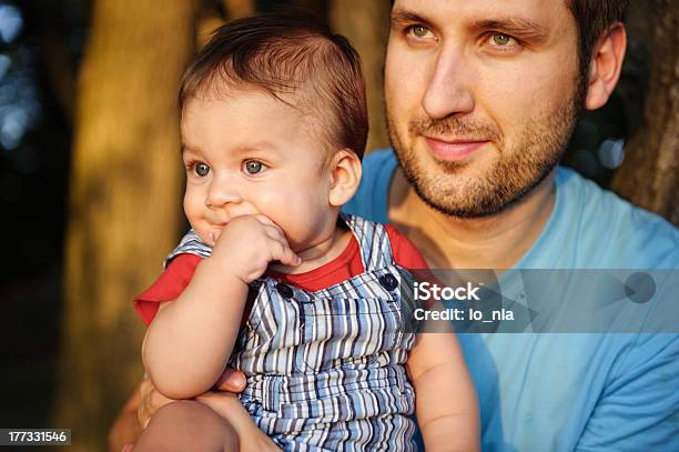 Padre Con Su Hijo En Un Parque Foto de stock y más banco de imágenes de Adulto - Adulto, Aire libre, Alegre