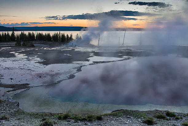 steamy lakefront - natural basin imagens e fotografias de stock