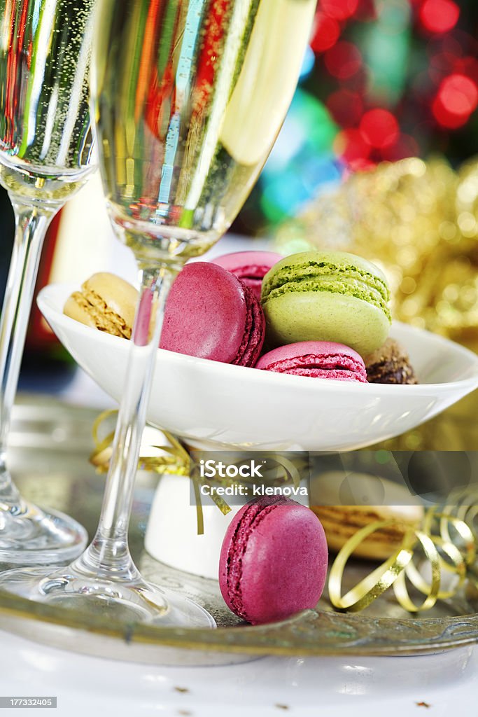Colorido macaroons e champanhe - Foto de stock de Artigo de decoração royalty-free