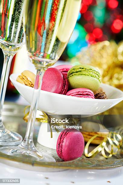 Foto de Colorido Macaroons E Champanhe e mais fotos de stock de Artigo de decoração - Artigo de decoração, Bebida alcoólica, Biscoito