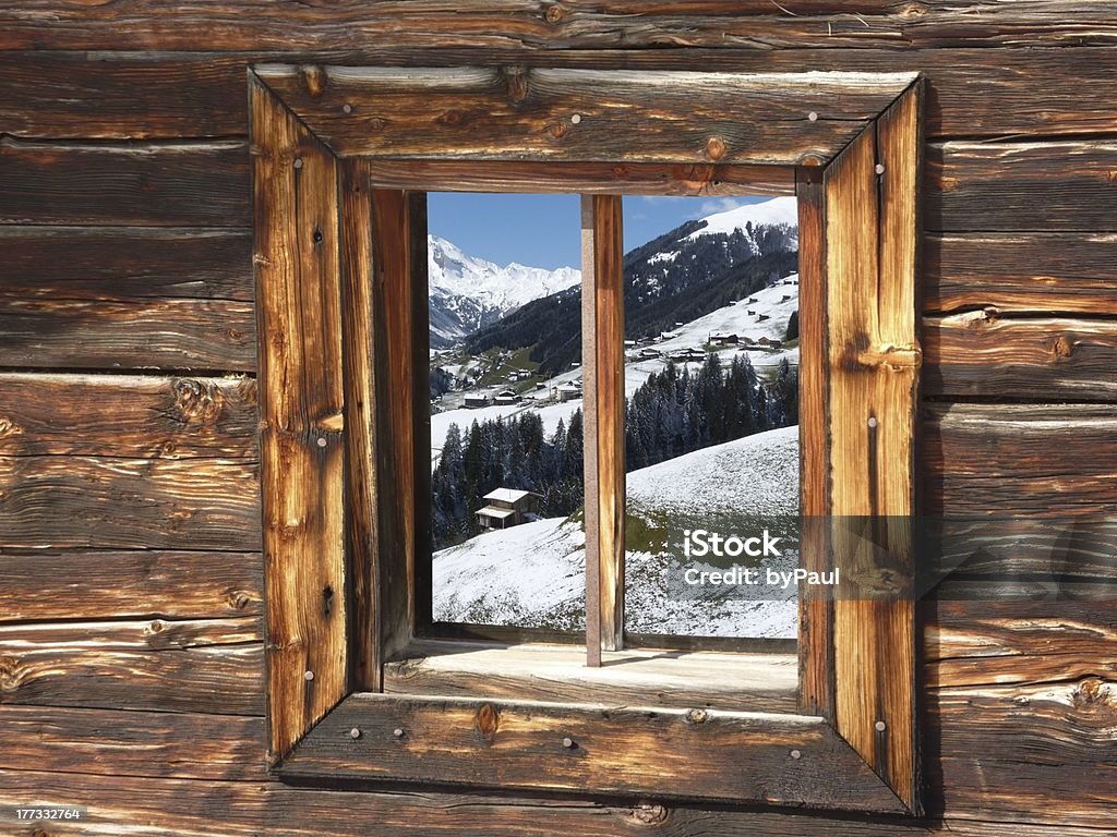 Vista del valle a través de una ventana de invierno - Foto de stock de Excursionismo libre de derechos