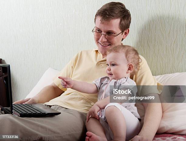 父と娘の赤ちゃん - 25-29歳のストックフォトや画像を多数ご用意 - 25-29歳, 2人, コンピュータ