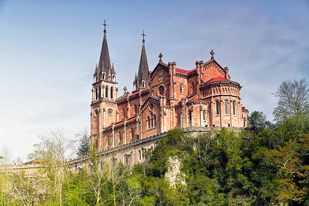 covadonga santuario de asturias, spagna - covadonga foto e immagini stock