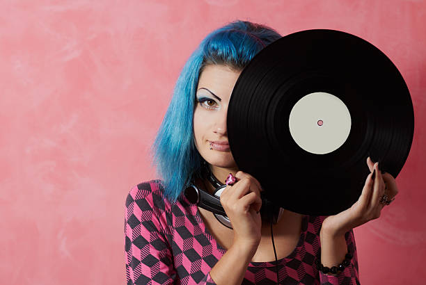 punk chica dj con el pelo teñido turqouise - bizarre women portrait pierced fotografías e imágenes de stock