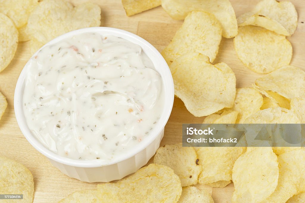 Batata Chips fresca com molho rancho - Foto de stock de Batata Frita de Pacote royalty-free