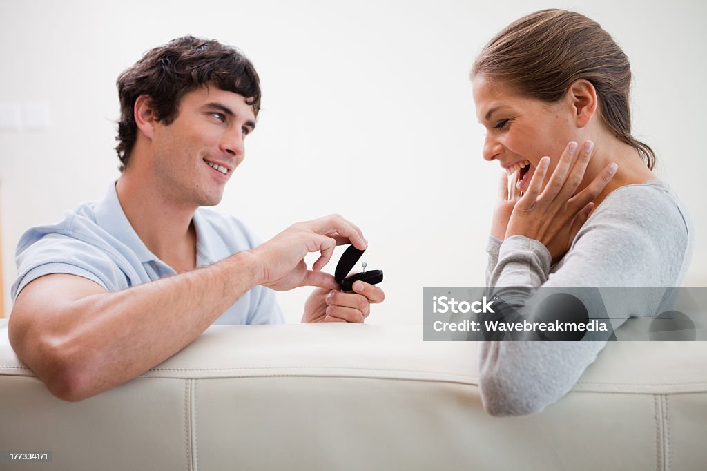 Uomo fare una proposta di matrimonio - Foto stock royalty-free di 20-24 anni