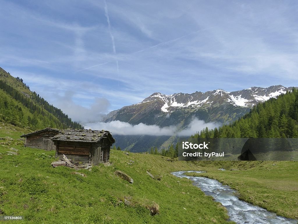 Cenário alpino com huts de Madeira - Royalty-free Alpes Europeus Foto de stock