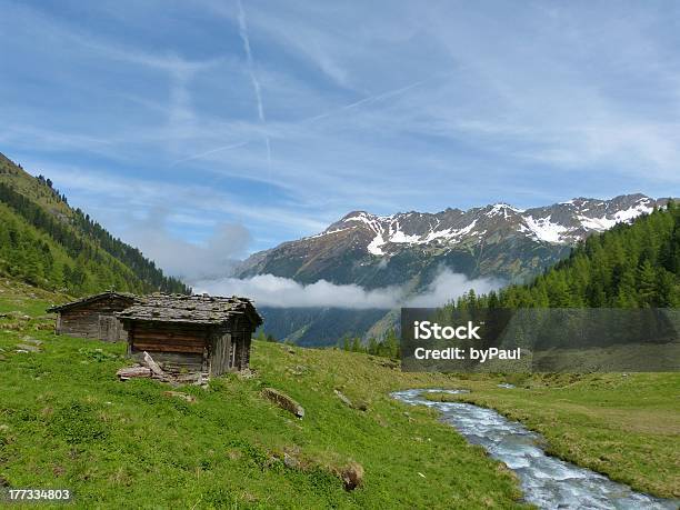 Cenário Alpino Com Huts De Madeira - Fotografias de stock e mais imagens de Alpes Europeus - Alpes Europeus, Cabana de Madeira, Ninguém