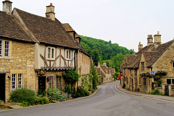 quaint street em inglês cotswolds - castle combe imagens e fotografias de stock