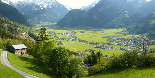 パノラマに広がる眺めをもつ mayrhofen と hippach の ziller ヴァレイ - bergwiese ストックフォトと画像