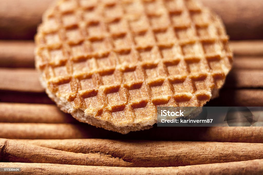 Las Cookies, waffles con treacle en cinnamon varillas de hierbas, holandés'stroopwafels' - Foto de stock de Al horno libre de derechos