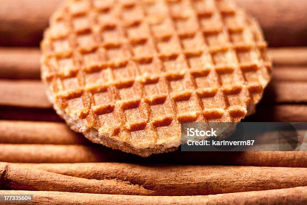 Las Cookies Waffles Con Treacle En Cinnamon Varillas De Hierbas Holandésstroopwafels Foto de stock y más banco de imágenes de Al horno