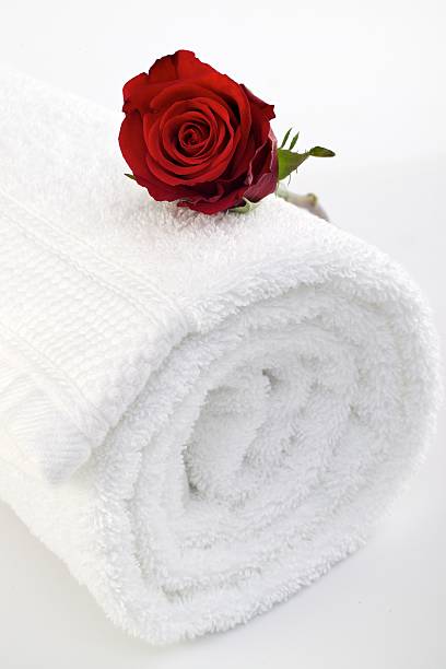 Cтоковое фото Красная роза на круглые белые полотенца