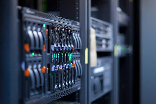 serveurs de réseau dans le centre de données - data center network server cyberspace photos et images de collection