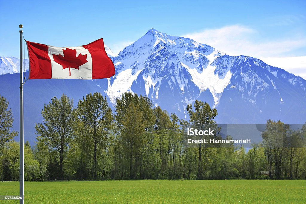 Montañas rocosas de Canada - Foto de stock de Bandera canadiense libre de derechos