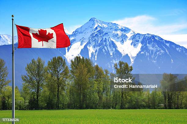 Montañas Rocosas De Canada Foto de stock y más banco de imágenes de Bandera canadiense - Bandera canadiense, Paisaje no urbano, Columbia Británica