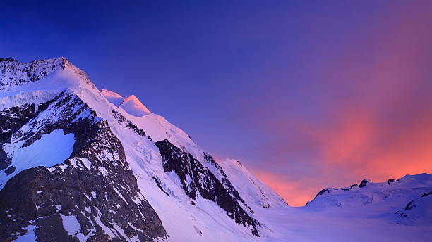 bellissimo raggiante alpine tramonto - switzerland european alps mountain alpenglow foto e immagini stock