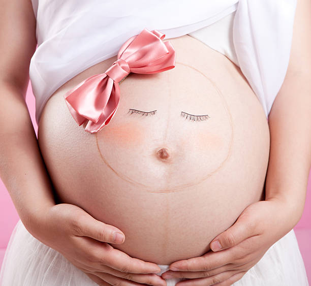 ciąży - human pregnancy abdomen naked human hand zdjęcia i obrazy z banku zdjęć