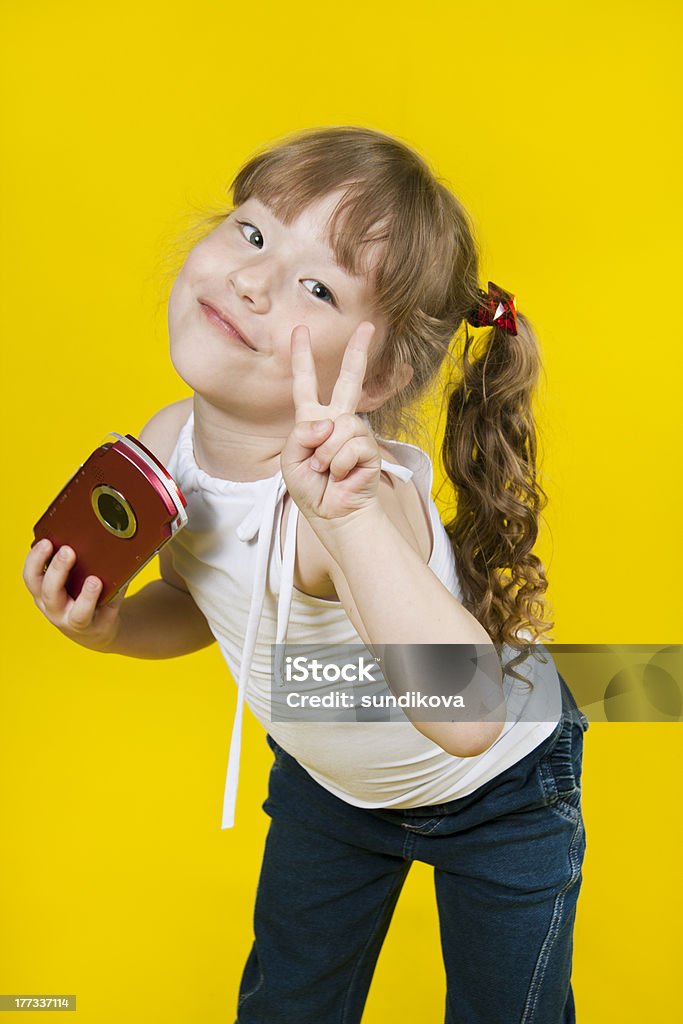 Menina brincando com a câmera em mãos, portátil console de jogos - Foto de stock de 6-7 Anos royalty-free