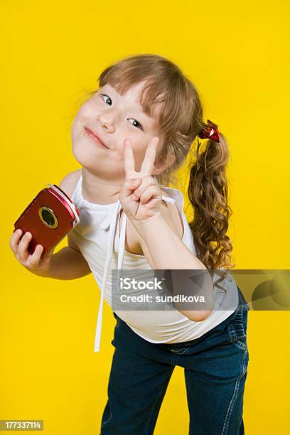 Foto de Menina Brincando Com A Câmera Em Mãos Portátil Console De Jogos e mais fotos de stock de 6-7 Anos