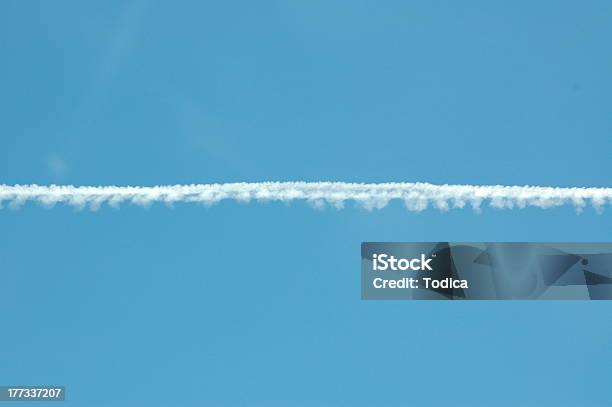 Photo libre de droit de Sentiers De Fumée banque d'images et plus d'images libres de droit de Avion - Avion, Blanc, Bleu