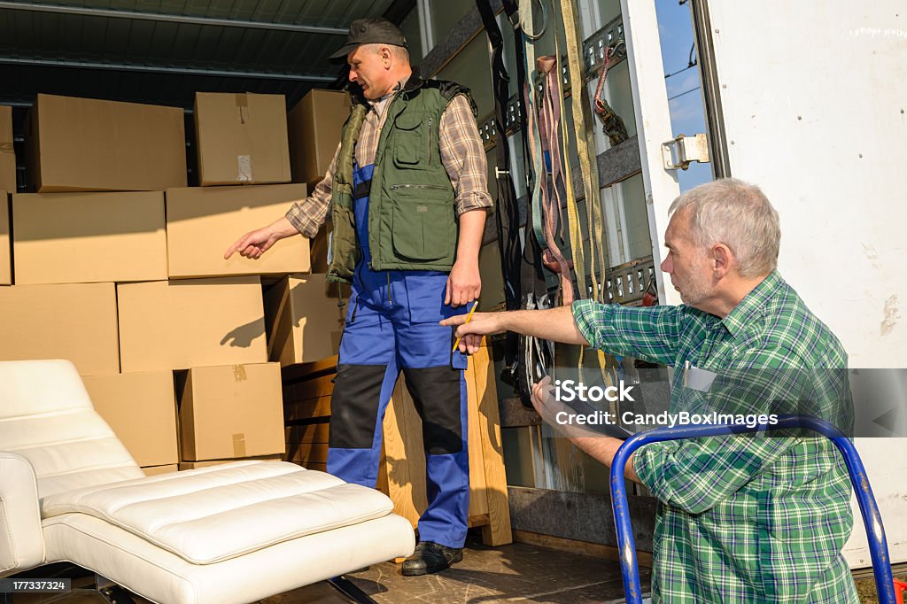 Furgone carico di due mover con mobili scatole - Foto stock royalty-free di Addetto ai traslochi