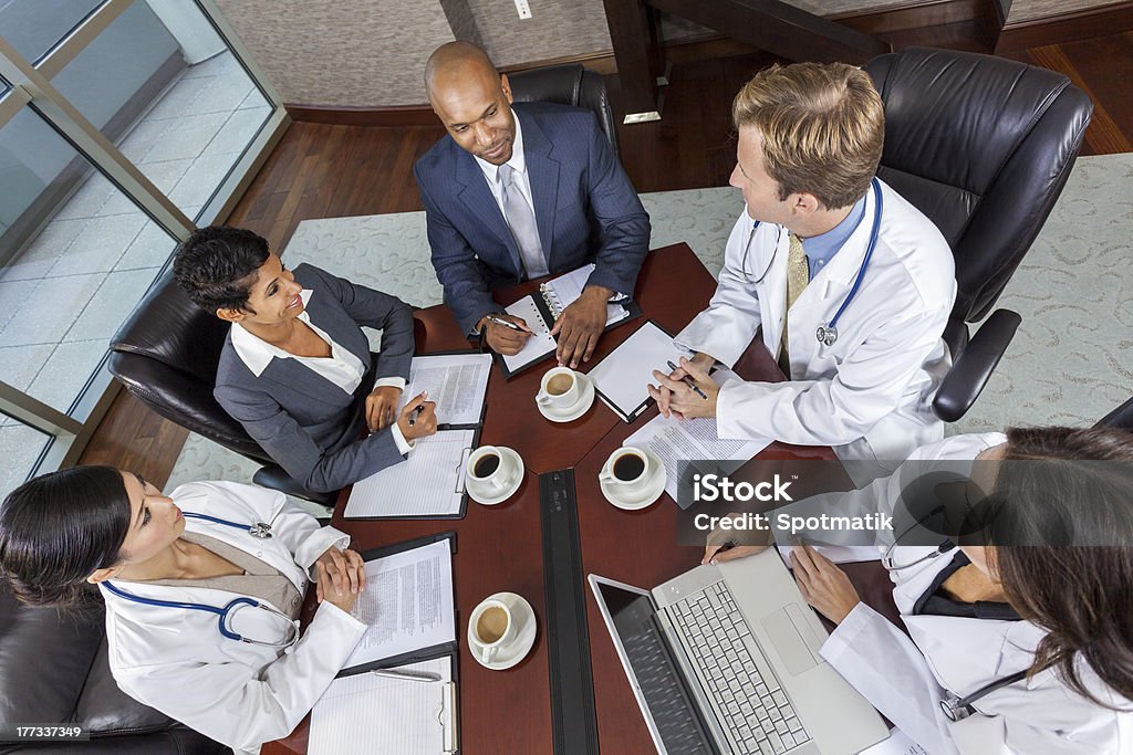 Interracial médico reunião de equipe de negócios em uma sala de diretoria - Foto de stock de Doutor royalty-free