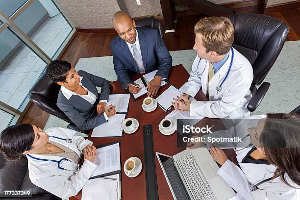 Foto de Interracial Médico Reunião De Equipe De Negócios Em Uma Sala De Diretoria e mais fotos de stock de Doutor