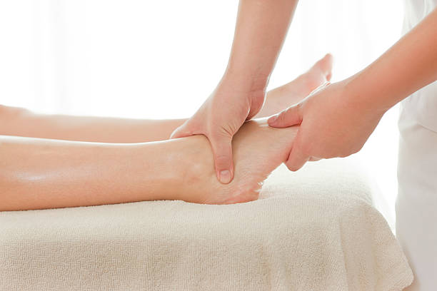 a mulher que recebe um salão de beleza tratamento - reflexology pedicure massaging human foot imagens e fotografias de stock