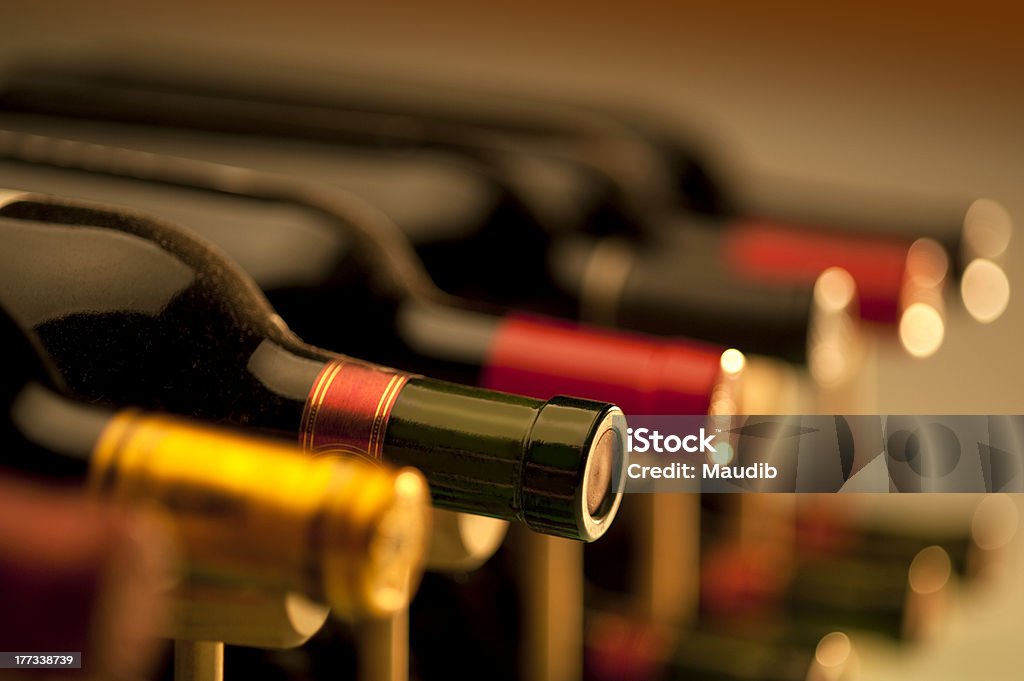 Flaschen Wein im Keller - Lizenzfrei Flaschenregal Stock-Foto