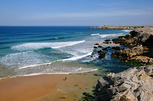 costa rochosa de quiberon na frança - surf sand rock coastline - fotografias e filmes do acervo