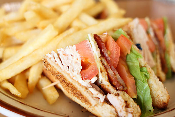 вкусные клубный сэндвич - club sandwich sandwich french fries turkey стоковые фото и изображения