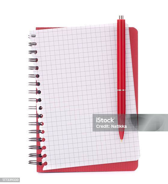 Notebook Merah Notebook Merah Dengan Kertas Pemberitahuan Dan Pena Foto Stok - Unduh ...