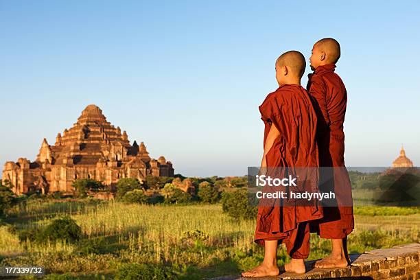 젊은 불교도 몽크 바간에 대한 스톡 사진 및 기타 이미지 - 바간, 불교, 2명