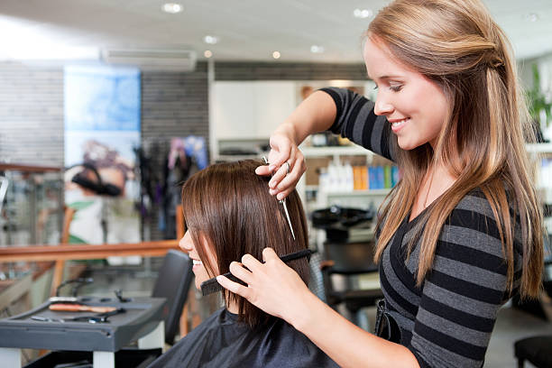 friseur schneiden kunden haar - beauty spa scissors hairstyle beautician stock-fotos und bilder