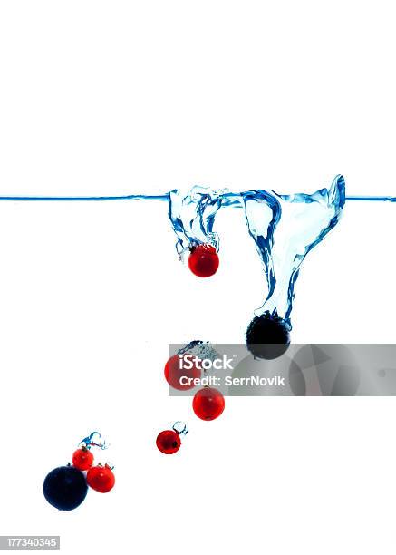 Compota De Groselhas Bagas Na Água - Fotografias de stock e mais imagens de Alimentação Saudável - Alimentação Saudável, Azul, Branco