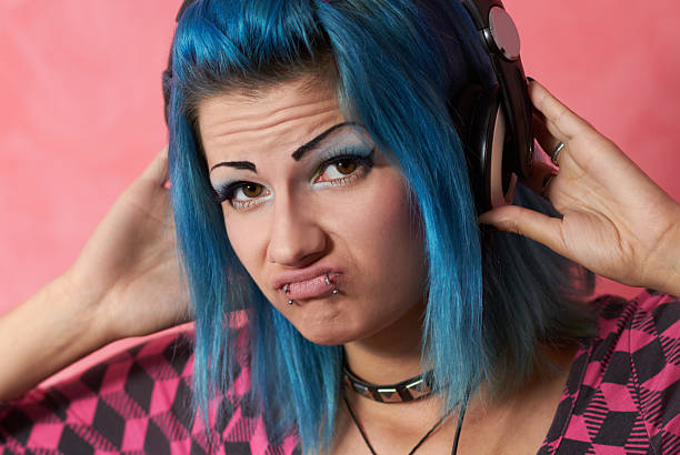 punk chica dj con el pelo teñido turqouise - bizarre women portrait pierced fotografías e imágenes de stock