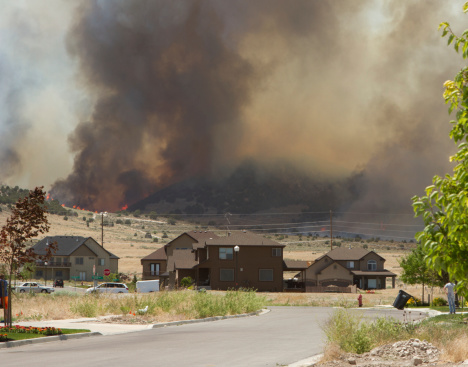 Wild fire of forrest fire endangers neighborhood in Utah