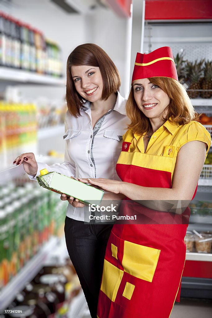 Der Verkäufer und Käufer kaufen - Lizenzfrei Aussuchen Stock-Foto