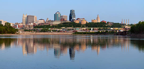 panorama del horizonte de la ciudad de kansas. - number of people riverbank river flowing water fotografías e imágenes de stock