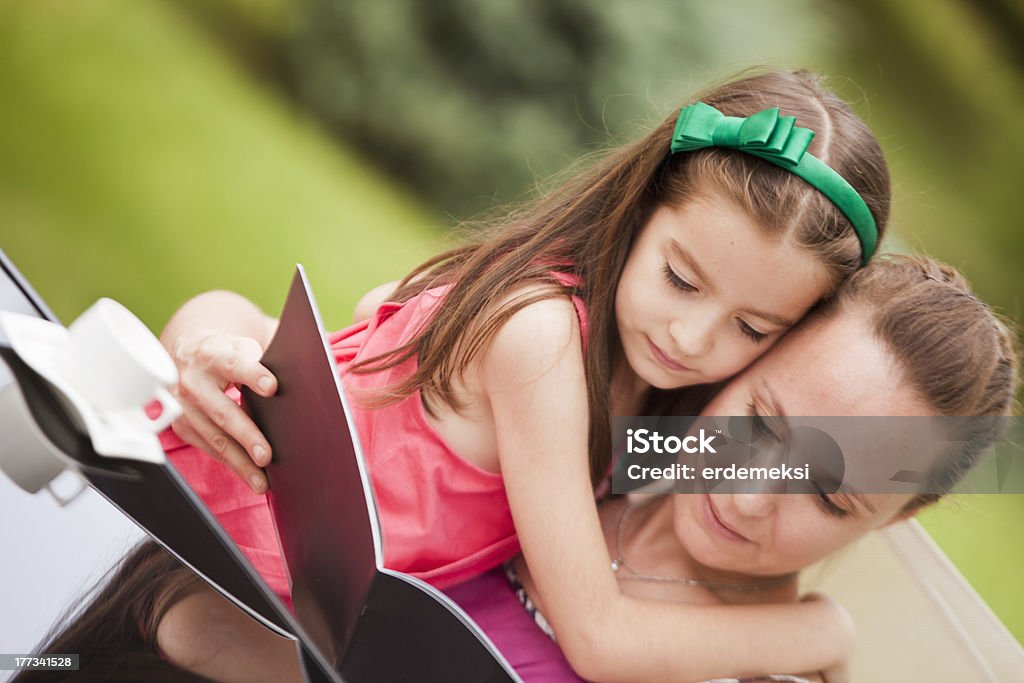 Leitura meninas - Foto de stock de Adulto royalty-free