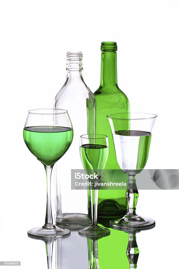 Tre wineglasses e due bottiglie a specchio - Foto stock royalty-free di Bevanda analcolica